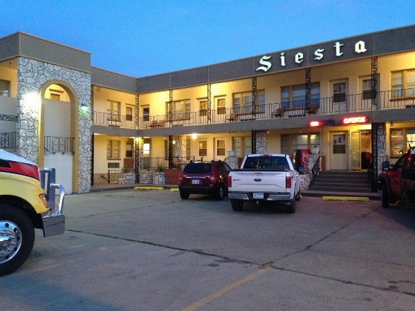 Siesta Motel image 1